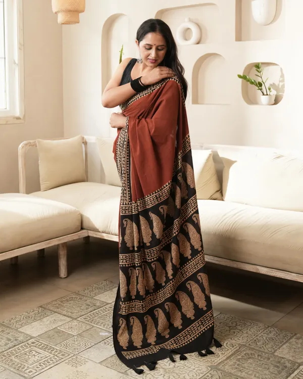 Red_Cotton_Paisley_Border_Print_Mulmul_Saree_For_Women